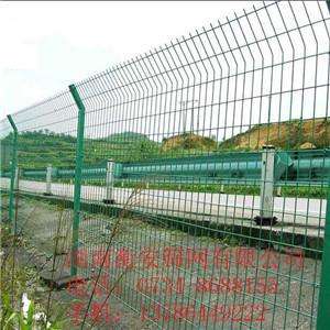 供应优质低碳钢丝公路护栏网 高速公路护栏网 体育护栏网